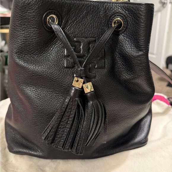 TORY BURCH THEA BUCKET BAG | Black Leather Shoulder Bag - Picture 4 of 8